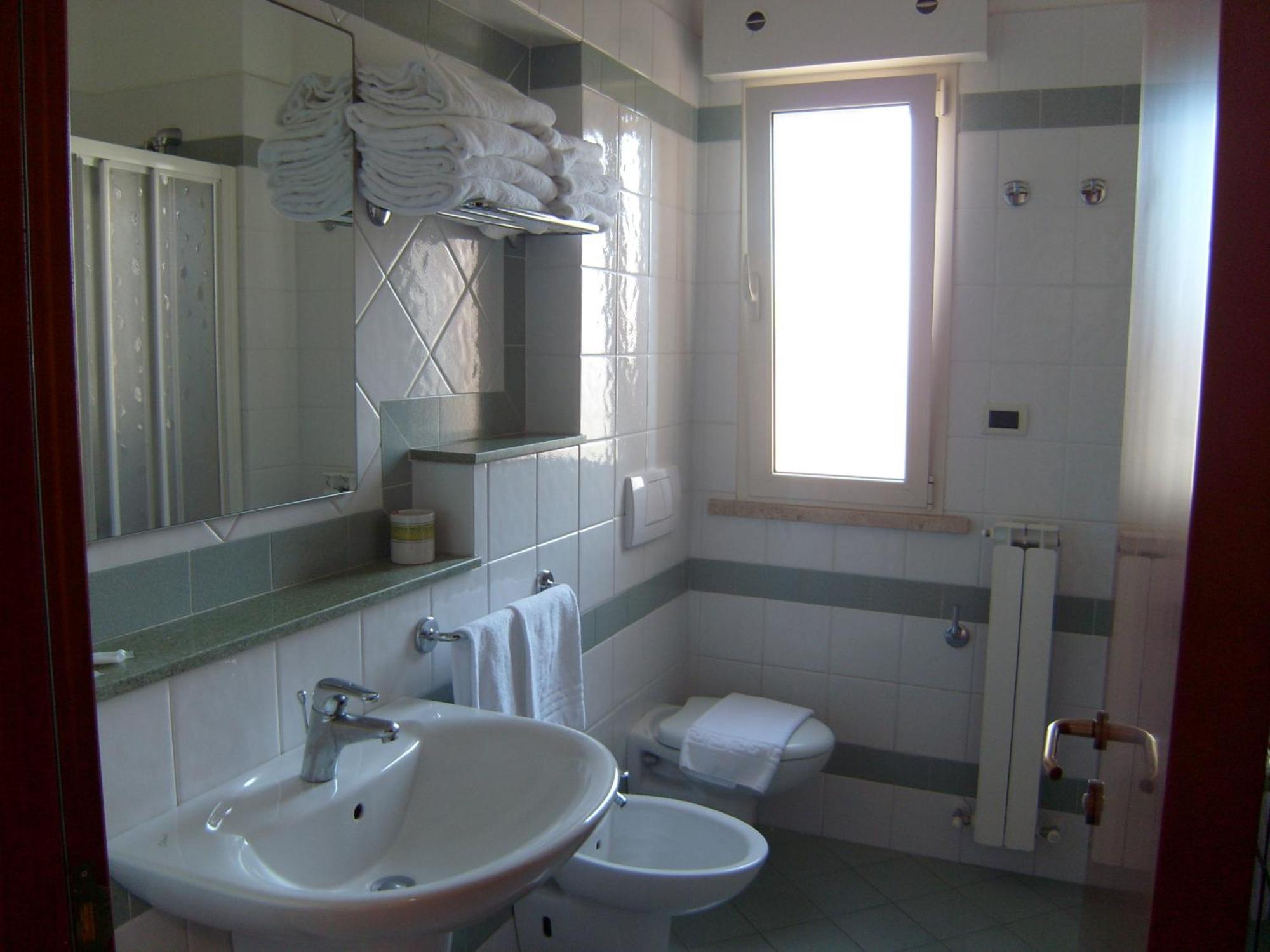 Residence Torre Del Mar Alba Adriatica Oda fotoğraf