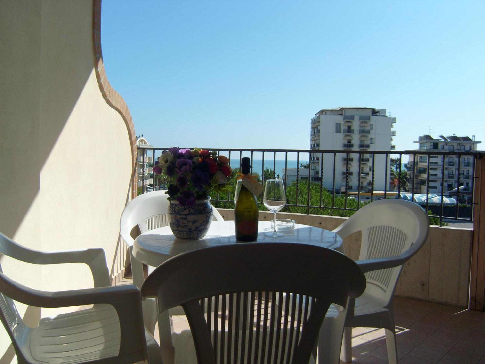 Residence Torre Del Mar Alba Adriatica Oda fotoğraf