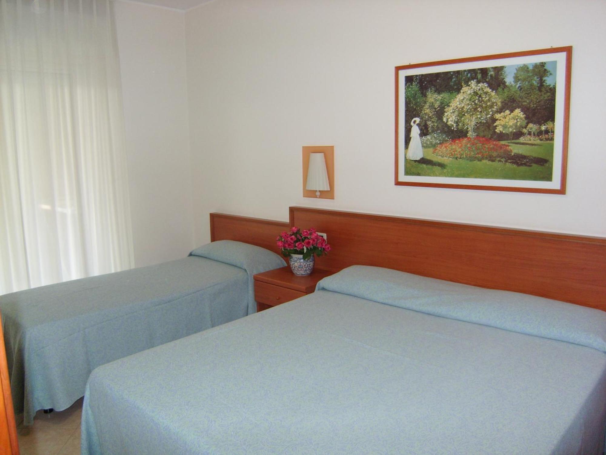 Residence Torre Del Mar Alba Adriatica Oda fotoğraf